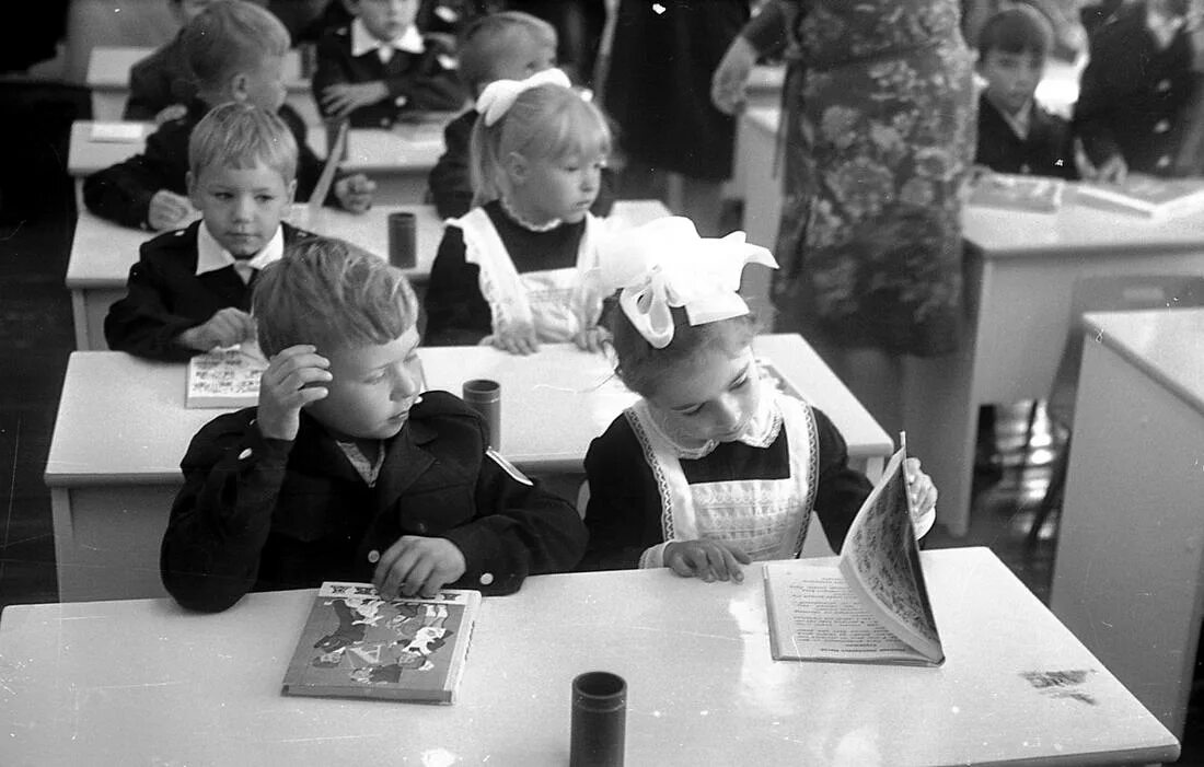 С днем знаний первокласснику. Первоклассники. 2 сентября 1984 мильперрская бойня фото. 1 сентября 1984. Школа 281 москва.