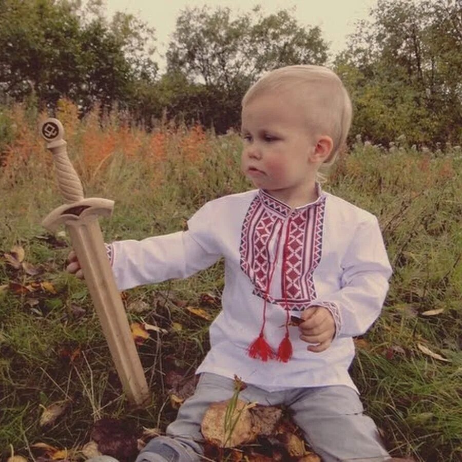 Включи черный русский мальчик. Славянский мальчик. мальчик с мечом. славянский мальчик с мечом. славянские дети мальчики.