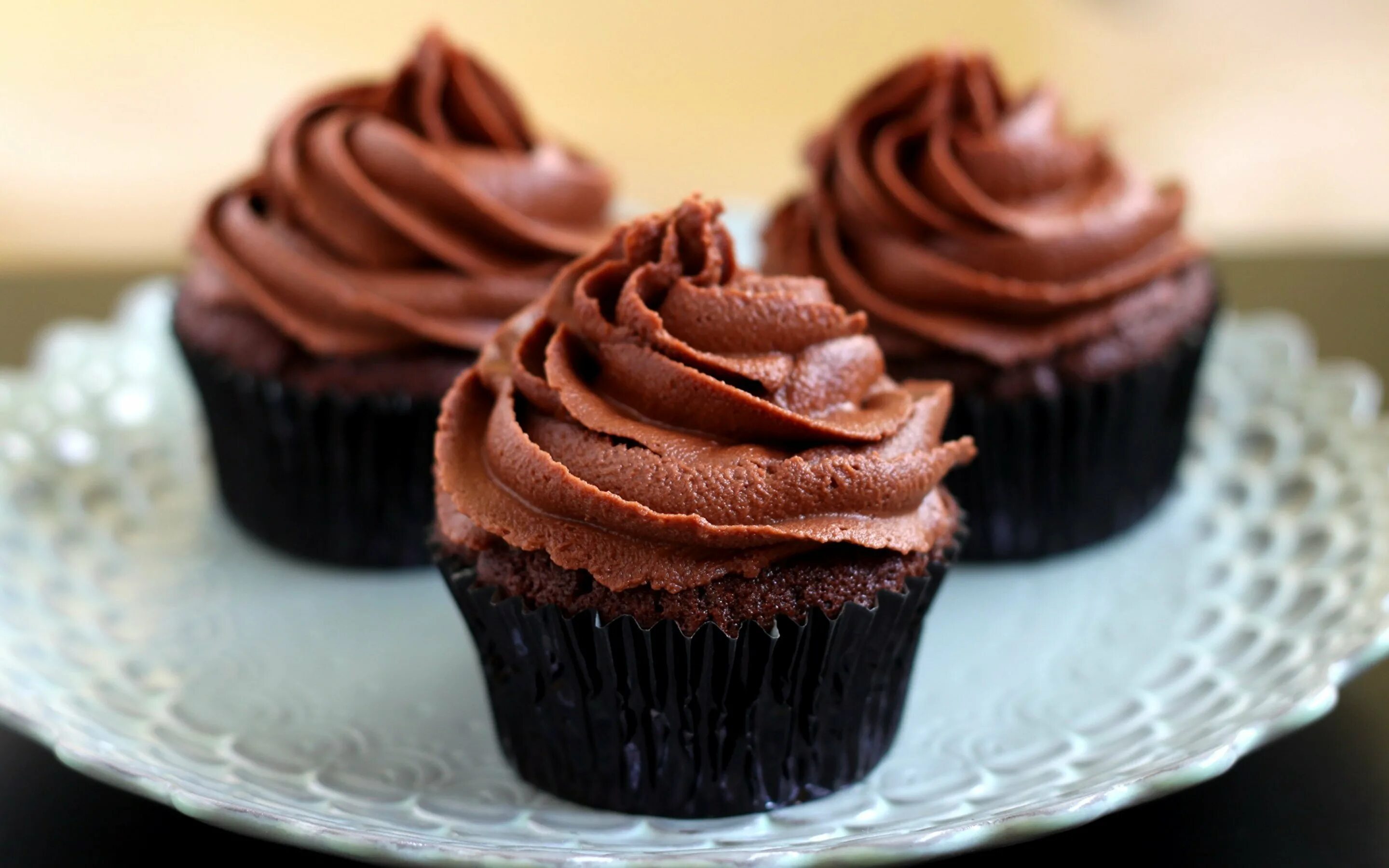 Шоколадные маффины с кремом чиз. Шоколадный крем для капкейков. Шоколадные капкейки "нежный шёлк". Кексы с шоколадными кусочками. Кекс с шоколадной глазурью.