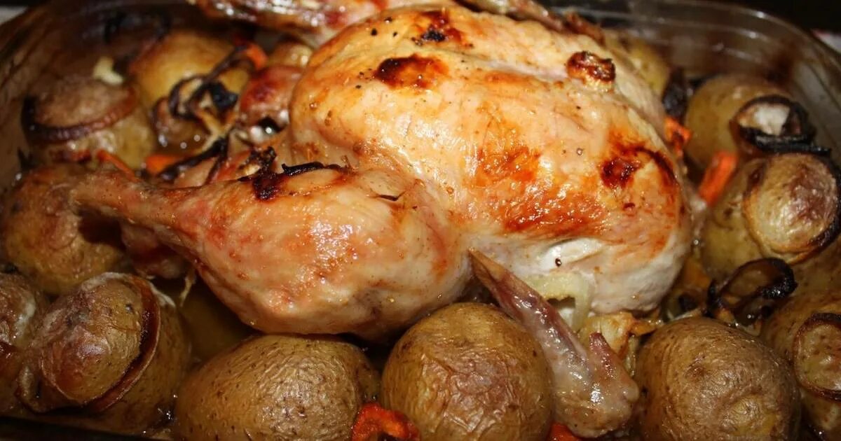 Готовим курицу в духовке целиком с картошкой. Курица в духовке целиком с картошкой. курица с картофель в духовке целиком. курица запечённая в духовке целиком с картошкой. целиковая курица в духовке с картошкой.