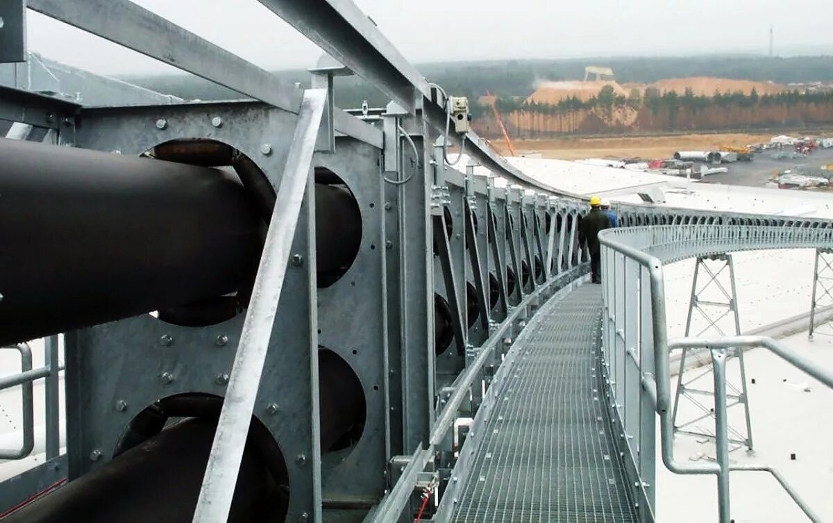 польский ленточный конвейер 2000. конвейер транспортер пластинчатый смц 611. конвейерная галерея. конвейерная линия. проход конвейером.