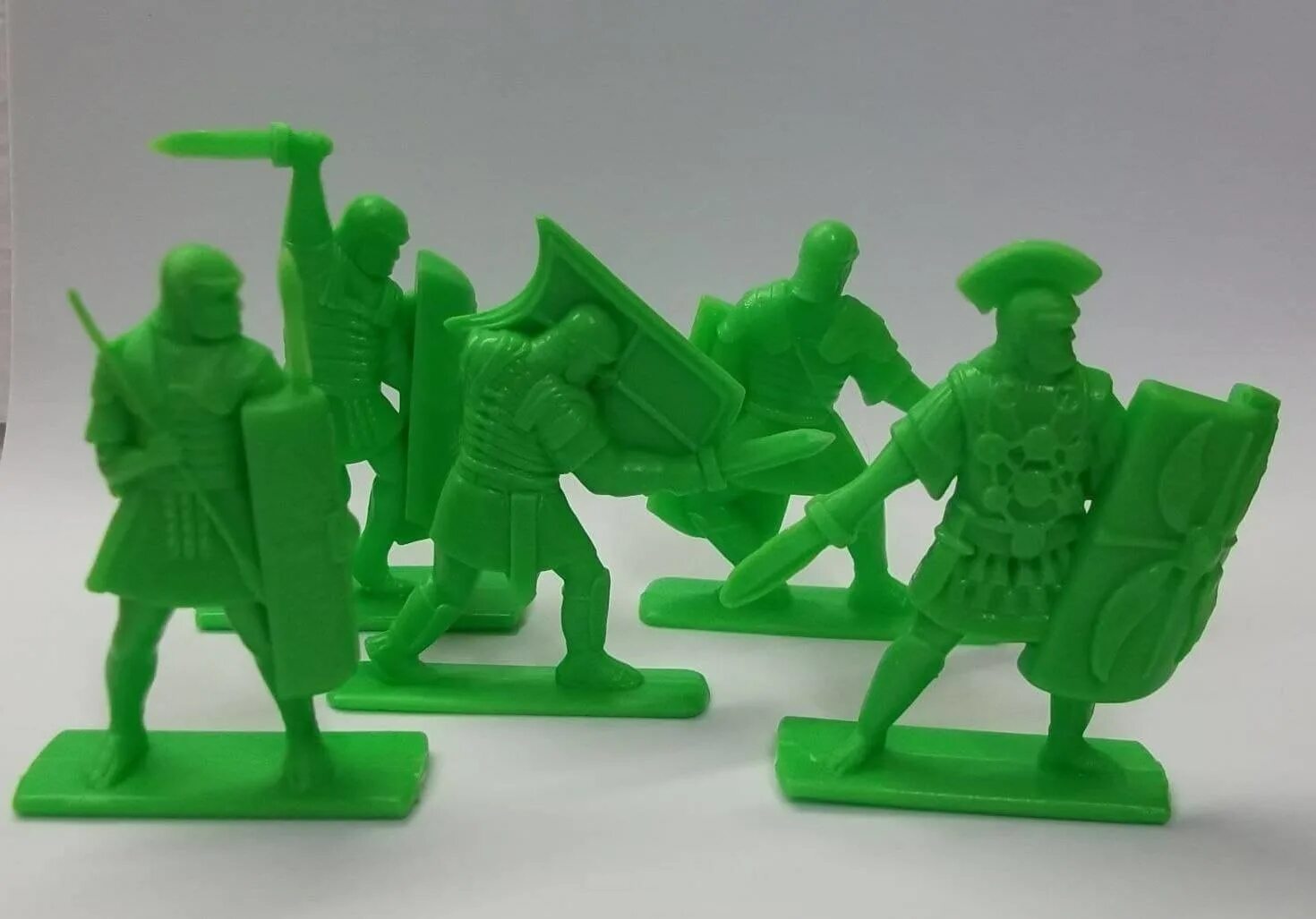 Солдатики из пластмассы. Оловянные солдатики адмирал нельсон. Солдатики технолог буденовцы. Мальчик рассаживал солдатиков в машинки. Игрушечные солдатики 1991.