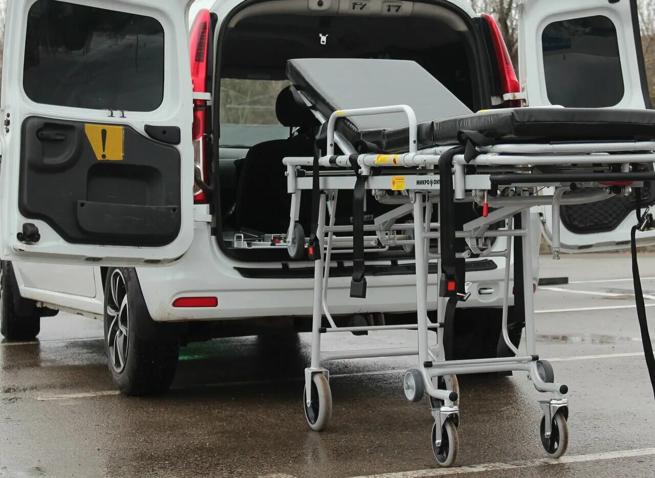 перевозка больных автомобилем. машина для перевозки лежачих больных. автомобиль для перевозки лежачих больных. спецмашина для перевозки лежачих больных. перевозка больных автомобилем.