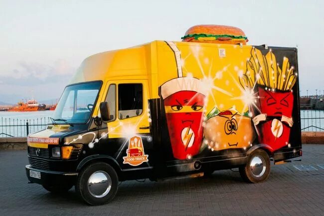 Фуд машина. Mercedes t1 foodtruck. Фургон быстрого питания. Фургон с фастфудом. Фургон для фаст фуда.