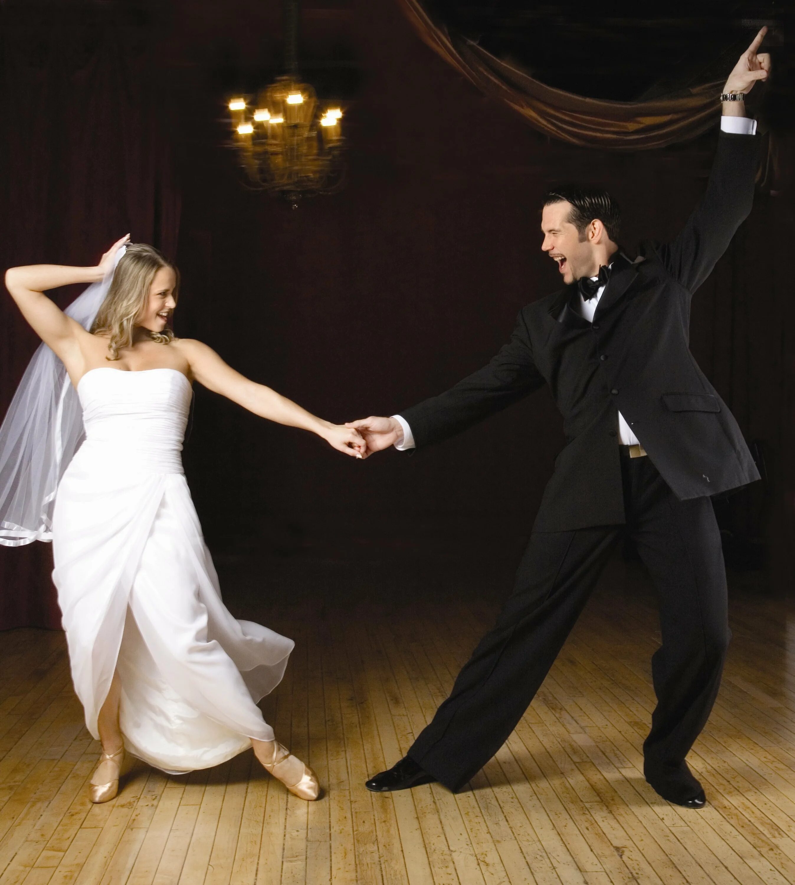 Свадьба где танцуют. Свадебный танец. Танец жениха и невесты. Постановка свадебного танца. Жених и невеста танцуют.