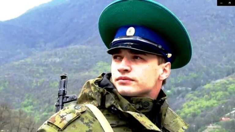 Застава в ружье застава в ружье. Фуражка пограничника. Пограничные песни под гитару армейские. Застава в ружье. Бесплатные погран песни.