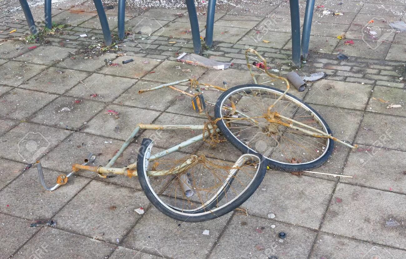 Погнутый велосипед. В брейк велосипед. Велосипед yanis allxx boamasa bike. Сломанный велосипед. Ржавый велосипед.