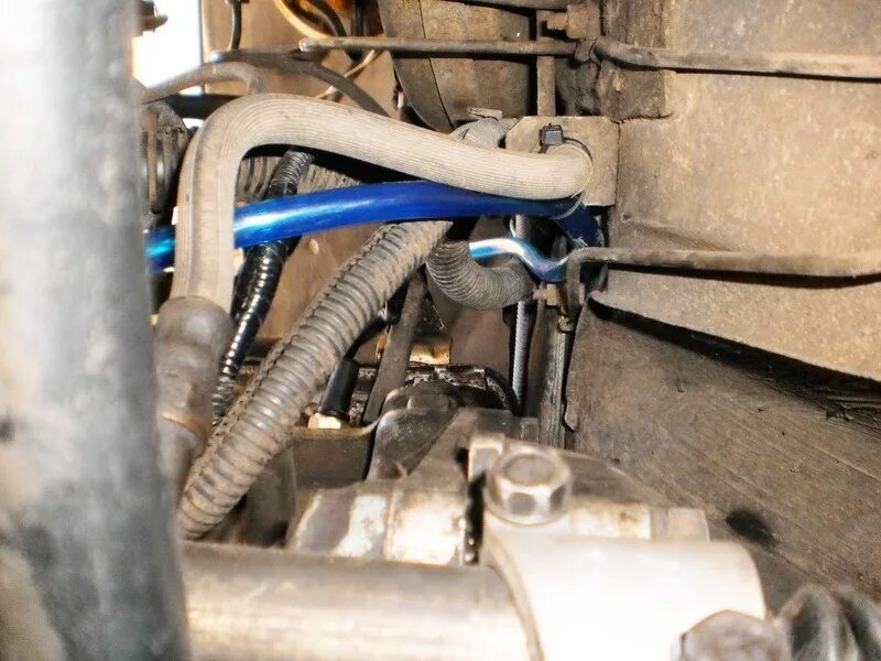 Крышка сапуна нива шевроле. Где находится сапун на ниве. Где находится сапун на ниве. Сапун раздатки нива 21213. Сапун раздатки нива шевроле.