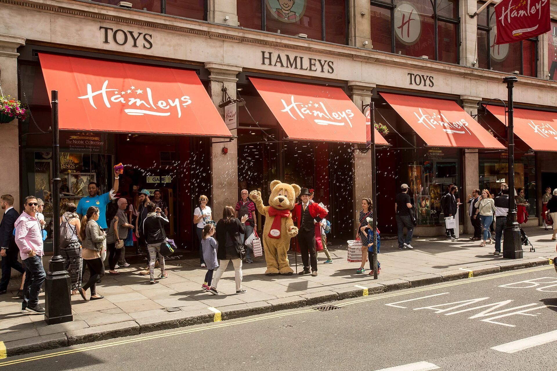 Hamleys london. Хамлес магазин игрушек Лондон. Hamleys магазин игрушек в Лондоне. Хэмлис в Лондоне. Хемлис магазин игрушек в Лондоне.