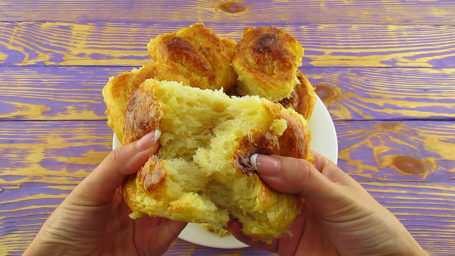 Выпечки к чаю топ 10. Самые нежные булочки. Плюшки к чаю. Вкусные воздушные булочки. Вкусные воздушные булочки.