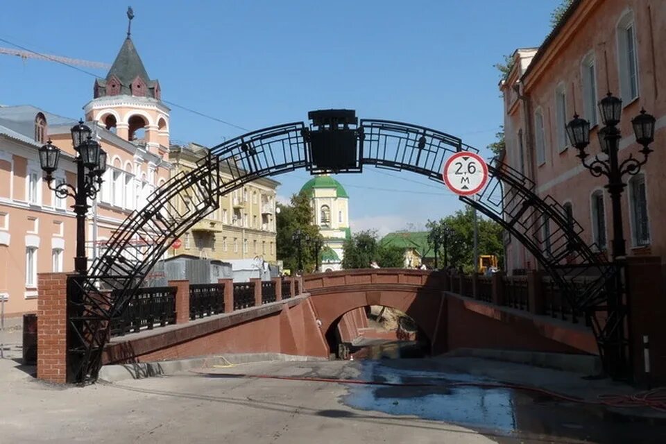 Каменный мост улица. Каменный мост Воронеж. Каменный мост Воронеж замки. Каменный мост Воронеж 2024. Воронеж каменный мост ночью.