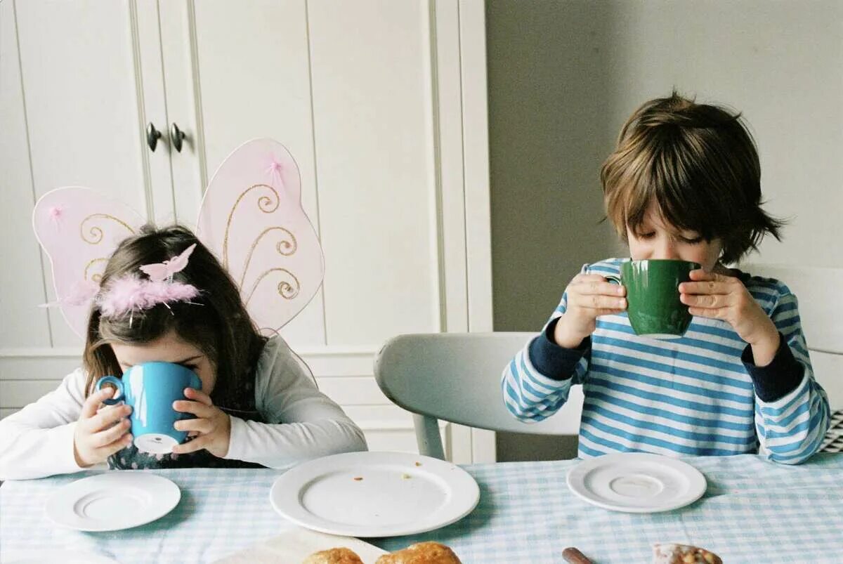 Юлия бакаева чаепитие у бабушки. Парень и девушка пьют чай. Мальчики и девочки пили чай на кухне. Картины юлии бакаевой чаепитие. Ребенок пьет кофе.