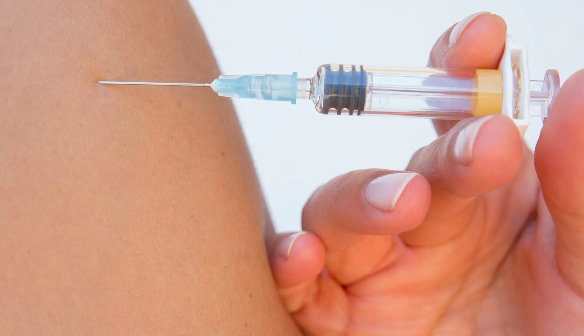 Внутримышечное Введение вакцины. Почему укол болезненный