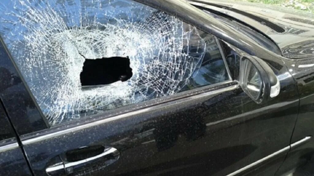 Разбиты окна машин. Разбитое стекло автомобиля. Разбитое автомобильное стекло. Разбитое окно машины. Машина с разбитым стеклом.