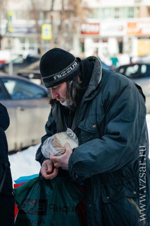 Люди на улице. Замерзающие бездомные.