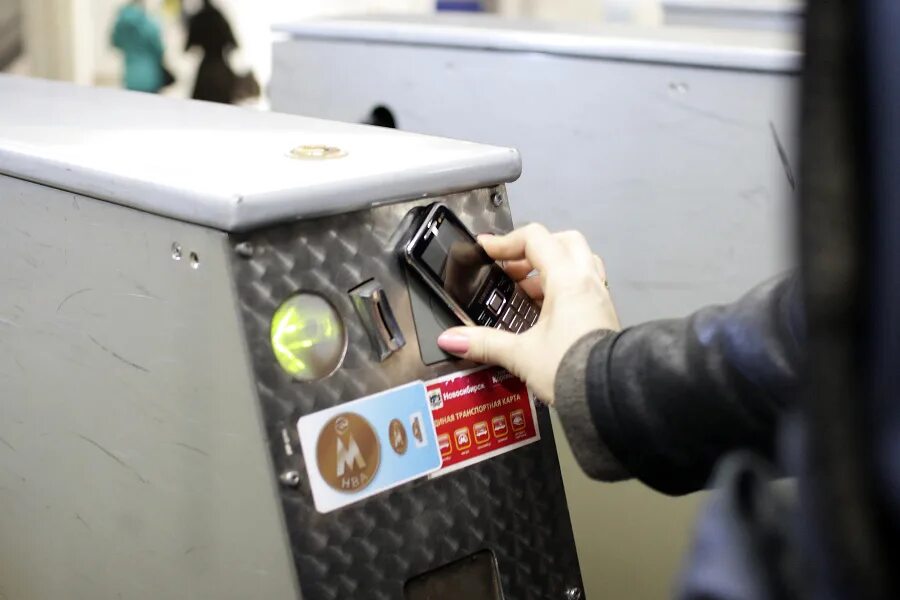 Оплата метро телефоном. Новосибирск метро оплата. Оплата в Новосибирском метро. NFC турникеты метро Новосибирск. Оплата мобильным телефоном в метро.