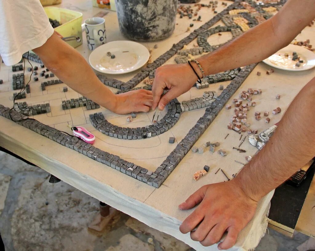 Процесс создания мозаики. Мозаика из битой плитки. Панно из битой плитки. Мозаика своими руками. Выкладывание мозаики.