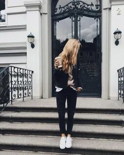 Русые девушки в черном