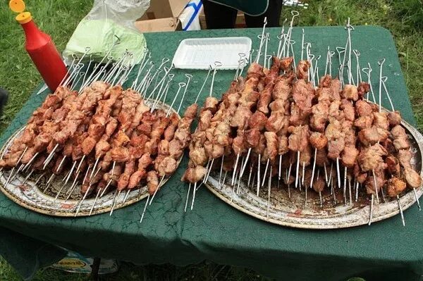 много шашлыка. шашлык сток. красивый шашлык. аппетитный шашлык. блюда на мангале.