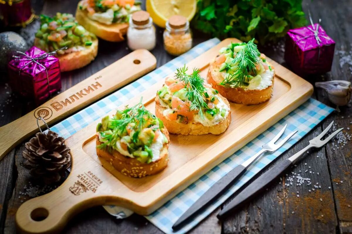 Брускетты с авокадо и семгой. Брускетта с лососем шоколадница. Брускетты с авокадо. Брускетта с авокадо и лососем и помидорами. Брускетта с лососем и авокадо.