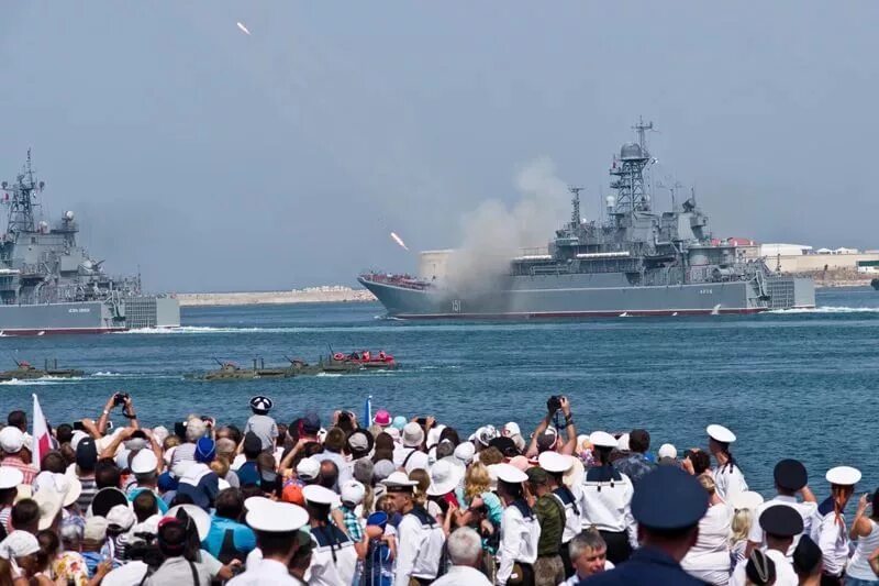 Морской флот севастополя. Парад ВМФ В Севастополе. Парад ВМФ В Севастополе 2023. Парад в Севастополе ко Дню ВМФ. День военно морского флота Севастополь.