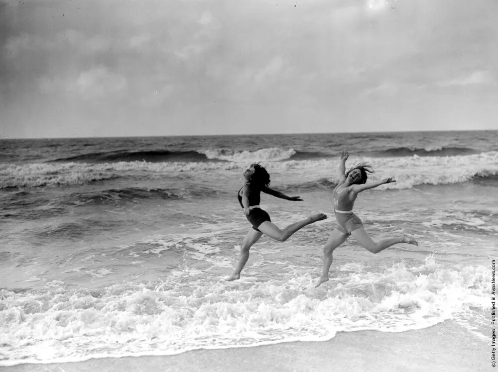 Танцы на пляже. Танцовщица на пляже. Танцы на пляже черно белая. Две девушки и море танцы.