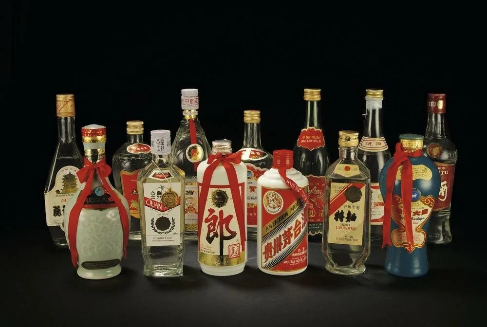 Традиционный алкогольный напиток. Традиционный алкогольный напиток. Шнапс малиновый. Мескаль с гусеницей агавы. Традиционный алкогольный напиток.