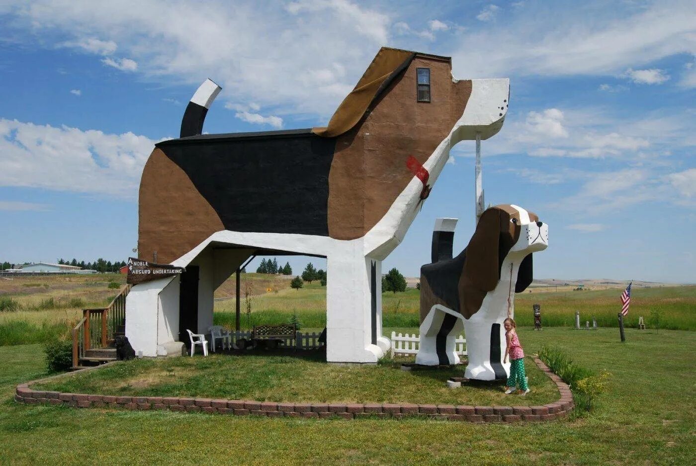 Dog Bark Park Inn США, Айдахо, Коттонвуд. Гостиница Dog Bark Park Inn. Гостиница внутри собаки Dog Bark Park Inn. Отель Dog Bark Park Inn фото. В виде громадного