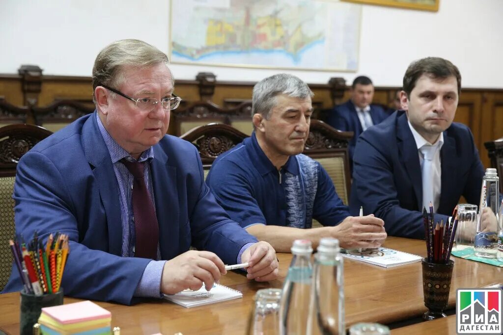 Сайт дербентского городского. Начальник ЖКХ Г Дербента .. Депутаты Дербент фото. Степашин в Дагестане 1998.