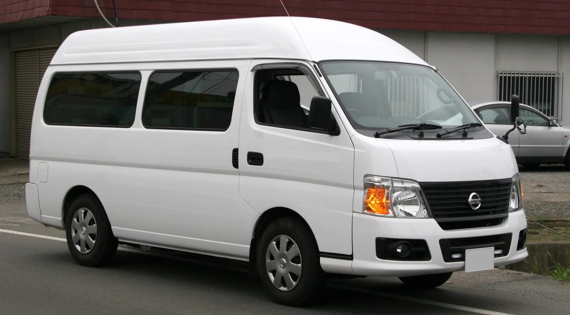 Купить японский микроавтобус. Nissan Caravan 25. Nissan Caravan e25. Nissan Caravan High Roof. Nissan Urvan 2005.
