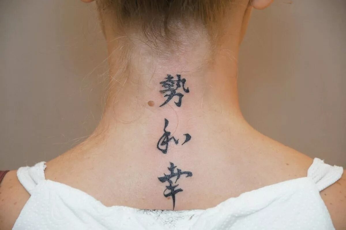 Японское тату на шее. Татуировки на шее. татуировки на шее для девушек. тату иероглифы на шее. тату на затылке для девушек.