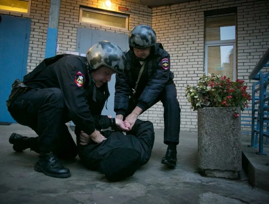 полиция в засаде в здании. полицейский в засаде. полицейские засады. полицейские засады. засада дпс.