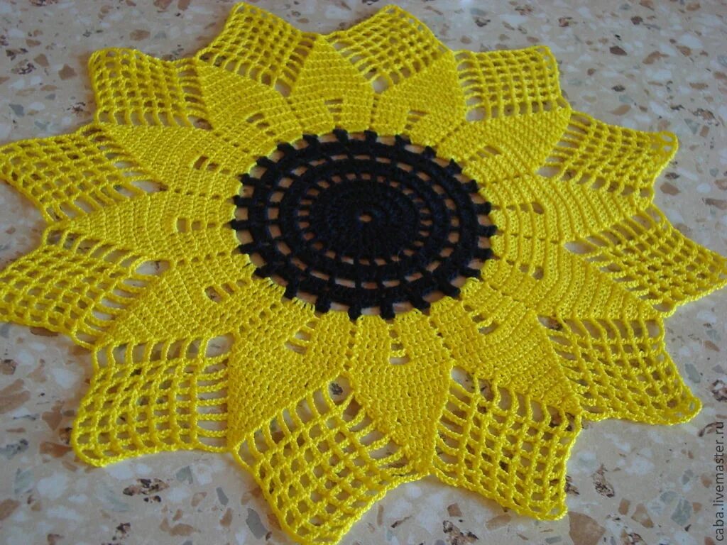 Салфетка подсолнух вязаная крючком. Салфетка подсолнух крючком. Вязаный подсолнух крючком. Вязаная салфетка подсолнух. Вязаная прихватка подсолнух.