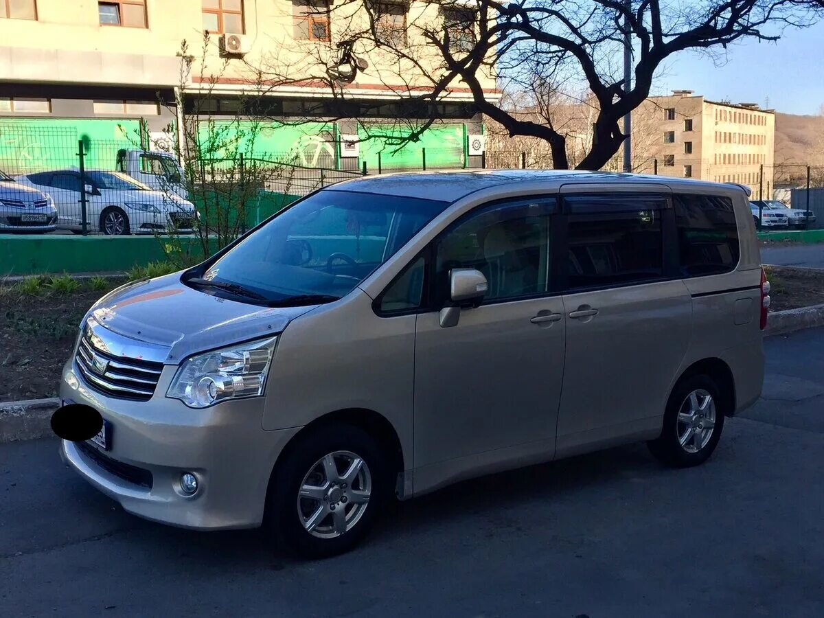 Toyota Noah 2010. Toyota 2010 Minivan. Минивэн Toyota Noah. Микроавтобус Тойота Ноах 2018. Куплю праворульное японское