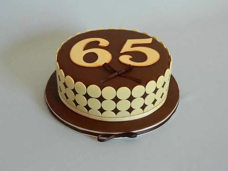 Торт папе 65. Торт на 65 лет мужчине. Украшение торта для мужчины на день рождения 50 лет. Торт на юбилей 50 лет мужчине. Юбилейный торт для мужчины 50 лет.