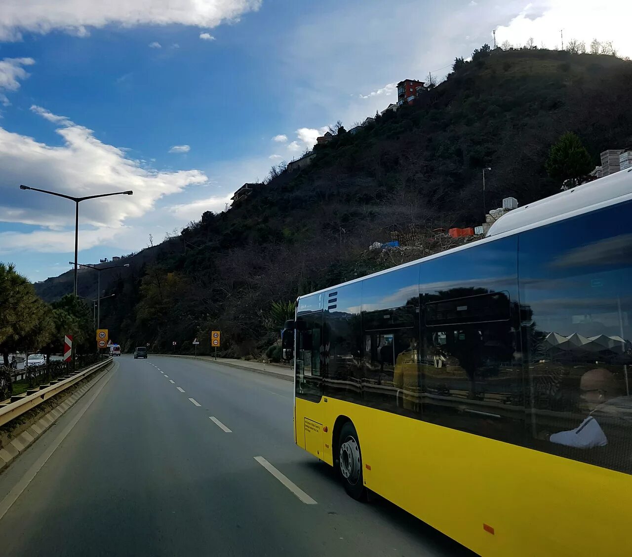 Автобус едет в горы. Автобус. Автобус на дороге. Красивый автобус. Туристический транспорт.