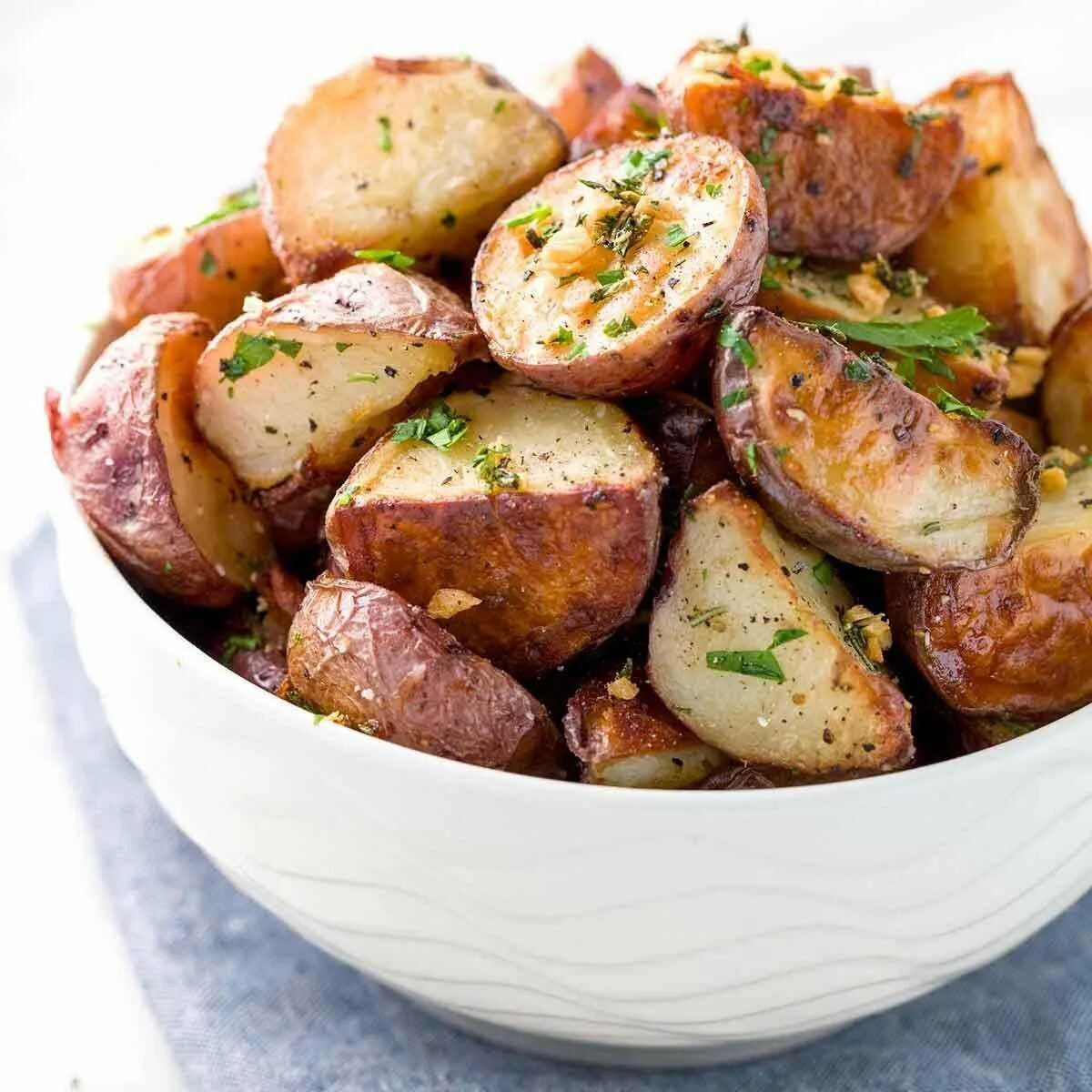 Свежая картошка рецепт с фото. Вкусная картошка. аппетитная картошка. диетический картофель в духовке. блюдо из кожуры картофеля.