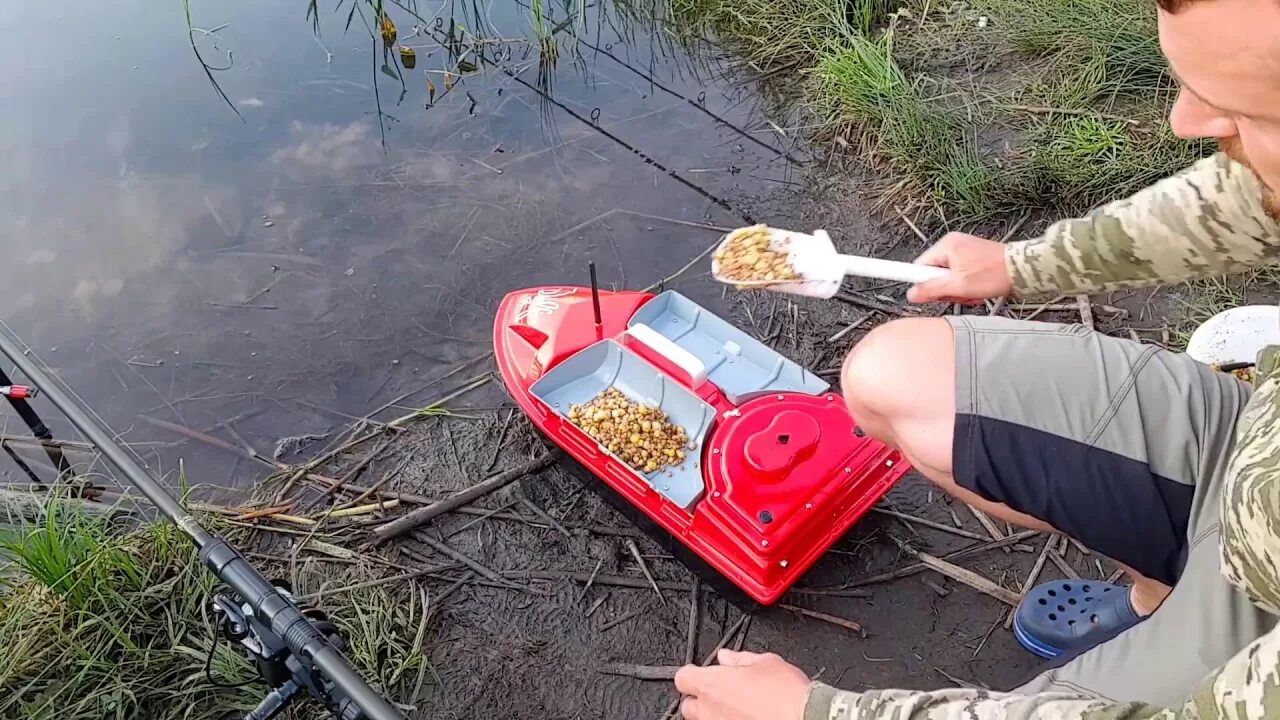 Завоз прикормки. Прикормочный кораблик Дельфин. Кораблик Дельфин 3м для рыбалки. Рыбалка на карпа с корабликом. Завоз с кораблика прикормочный.