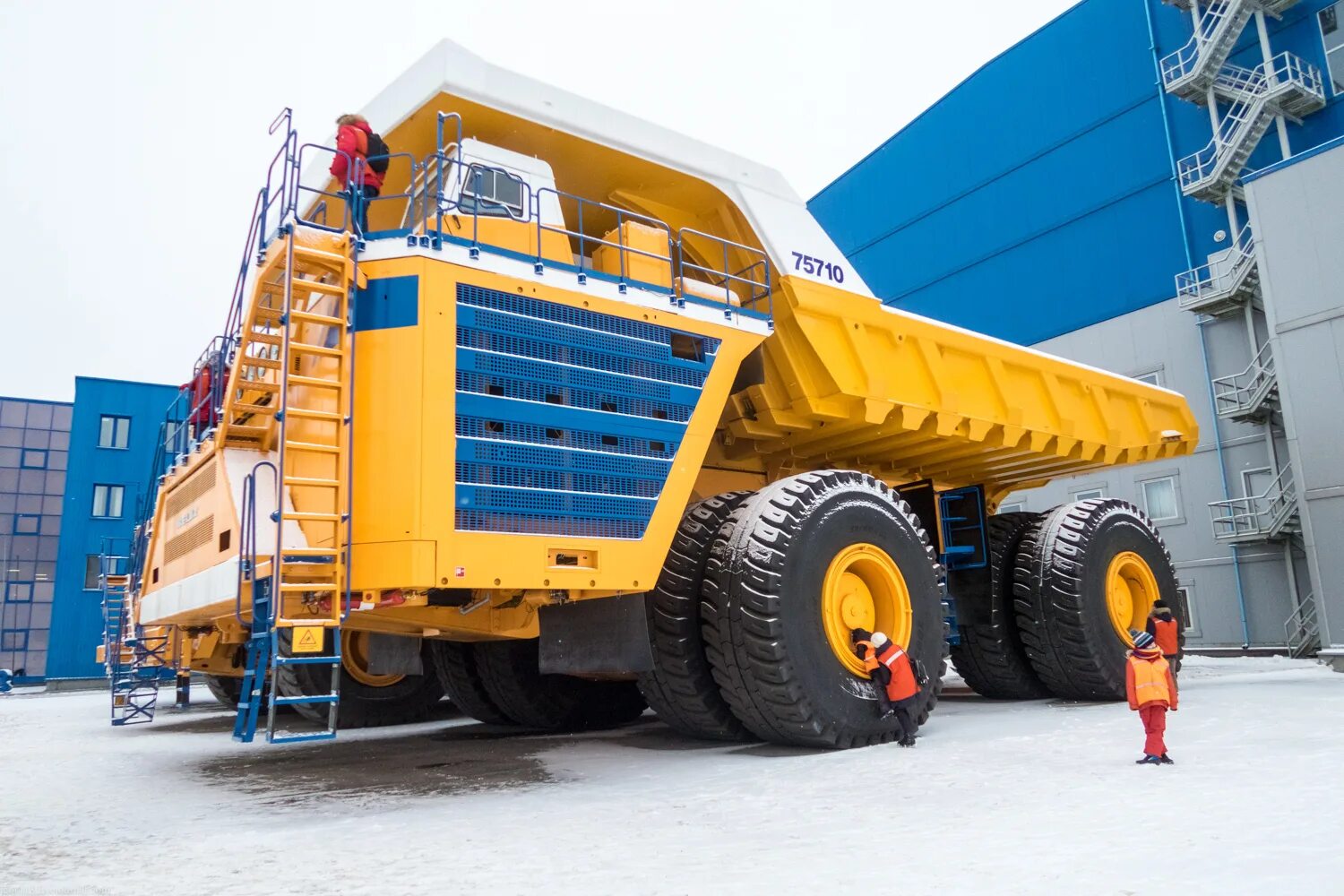 Более 500 тонн. Самосвал белаз 450 тонн. Более 500 тонн. Гусеничный кран liebherr lr 11000. Белаз-75710 самосвал.