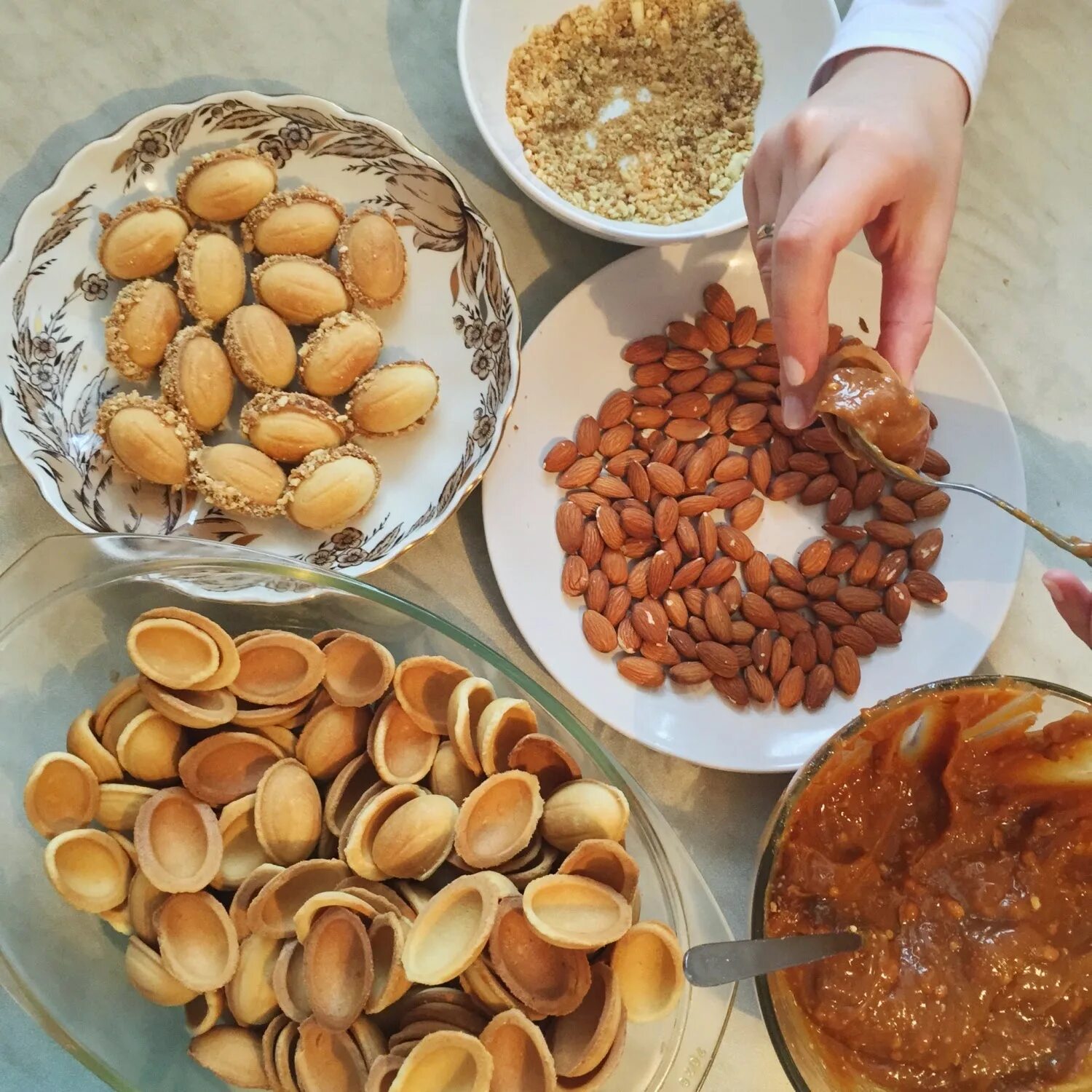 Классический рецепт теста на орешки. Печенье орешки. Орехи с начинкой. Печенье с орехами. Орешки печеные.