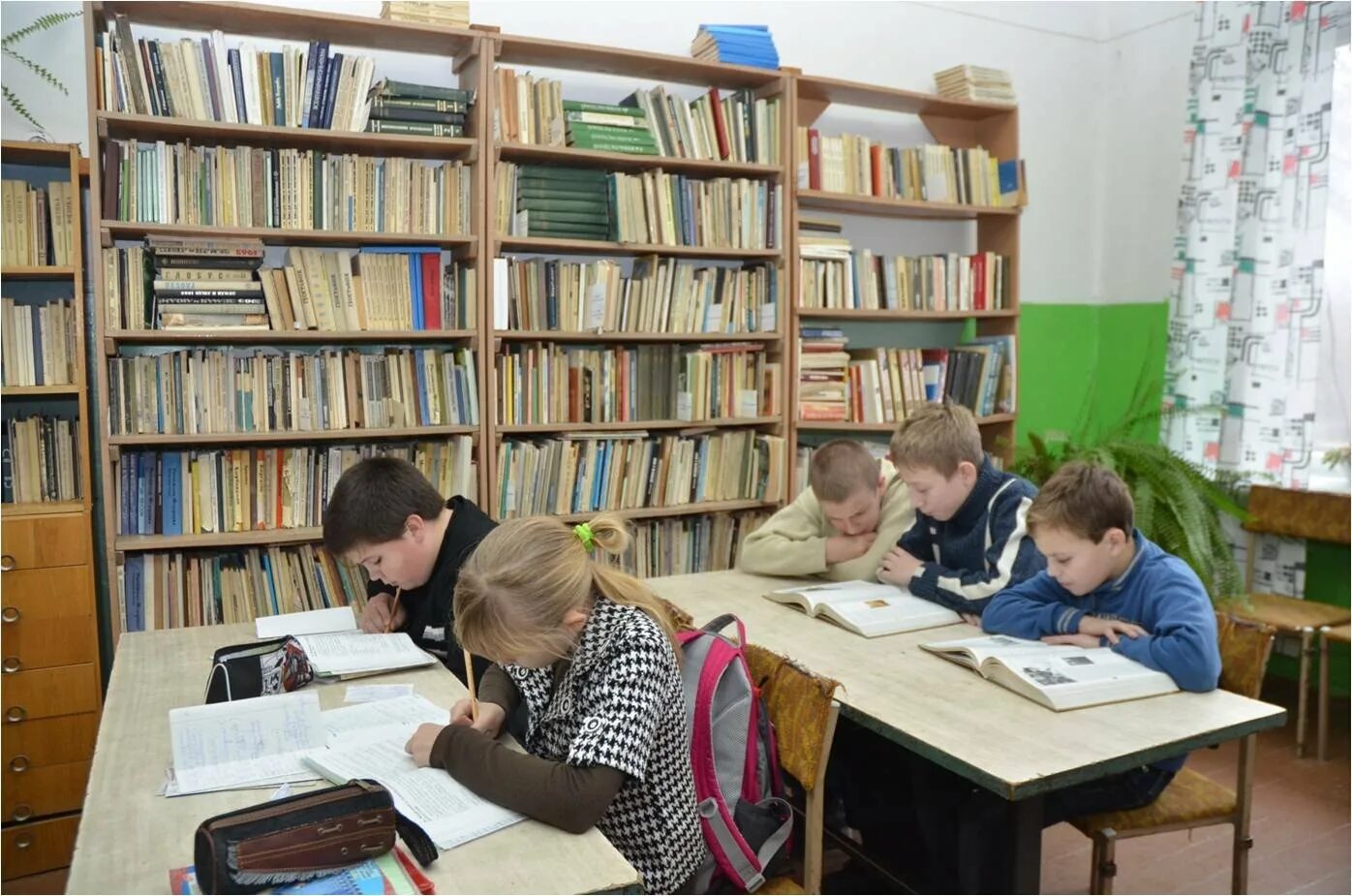Библиотека изображений риа. Школьная библиотека картинки. методическая библиотека. первые школьные библиотеки в россии. библиотека г. навашино детская.