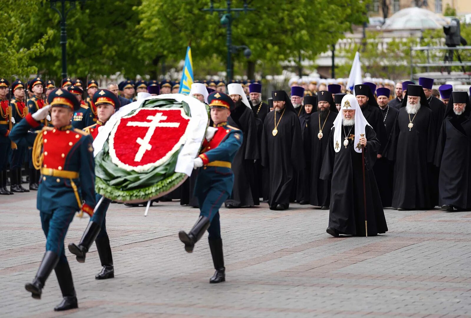 Что празднуют 8 мая. Возложение венков в александровском саду. шествие на 9 мая. празднование дня победы. возложение венков на 9 мая.
