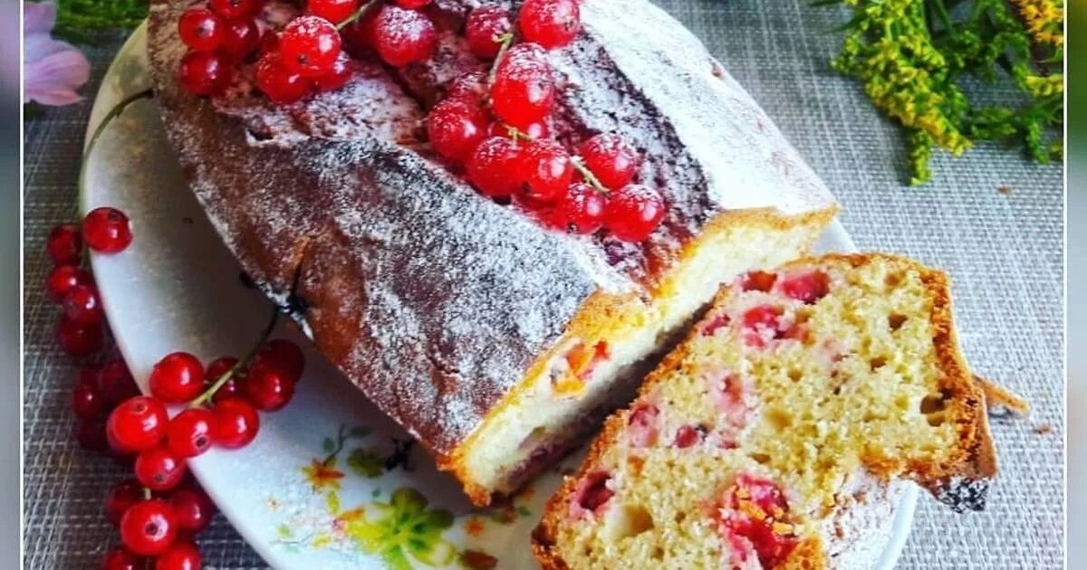 Пирог с кремом и смородиной. Пирог с творогом и ягодами. Шарлотка со смородиной. Песочный пирог со смородиной. Пирог с красной смородиной в духовке.