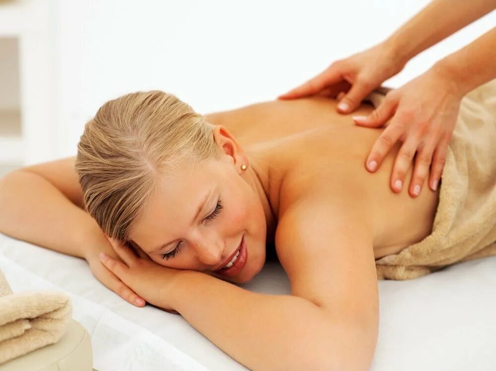 Massage therapist. Back массаж. Шведский антистрессовый массаж. Массаж это искусство. Здоровая спина массаж.