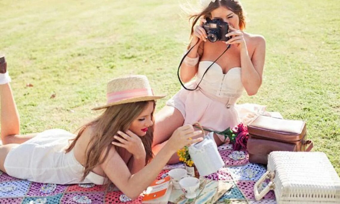 маша с подругой проводят лето. лето подружка этаже и где. подруги на море. девушка-море. девочки подростки на природе.