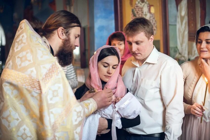 Крещение в соборе покрова пресвятой богородицы. Крестины в храме. Фотосъемка детей в храме. Дети в церкви. Крещение в церкви.