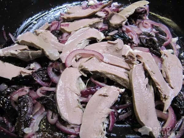 свинина тушеная с овощами. говяжье сердце в сметане с луком на сковороде тушеная. как приготовить говяжье сердце на сковороде с луком. говяжье сердце с луком и сметаной. сердце говяжье тушеное в сметане в духовке.