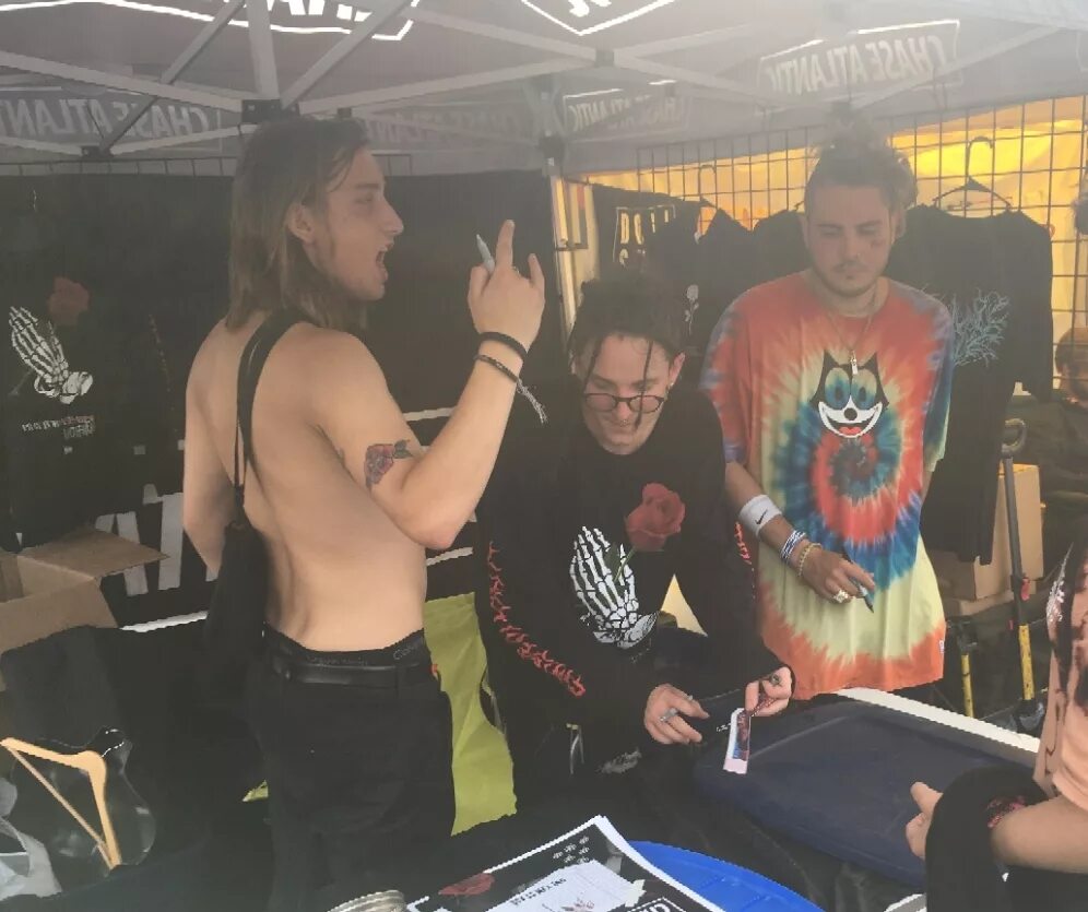 Chase atlantic smesha. Энтони кристиан chase atlantic. клинтон кейв chase atlantic. певец чейз атлантик. чейз атлантик 2015.