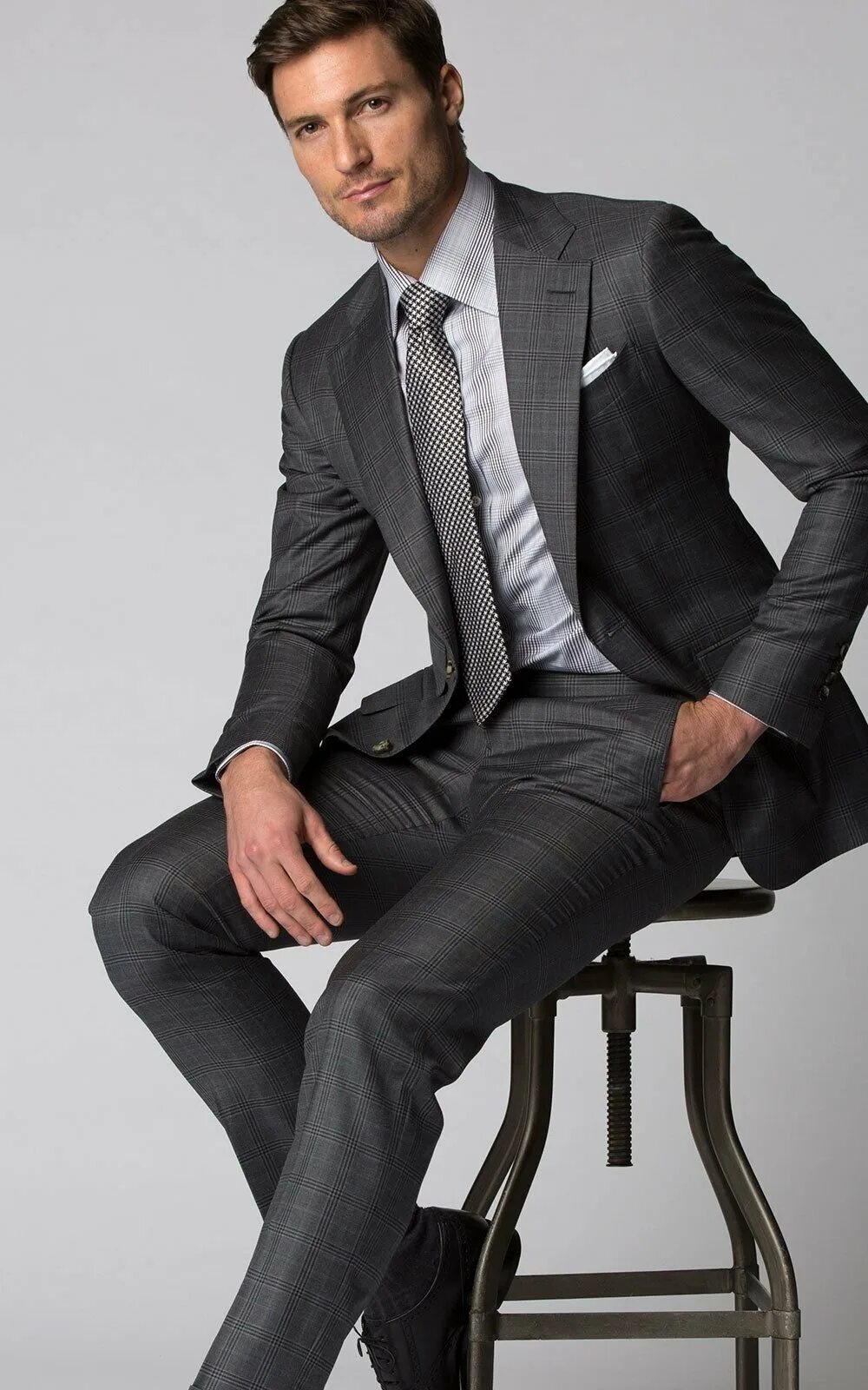 Красивый мужчина в костюме. Джордж клуни в смокинге. Мужчина в деловом костюме. Деловой костюм. Мэтт бомер стиль.