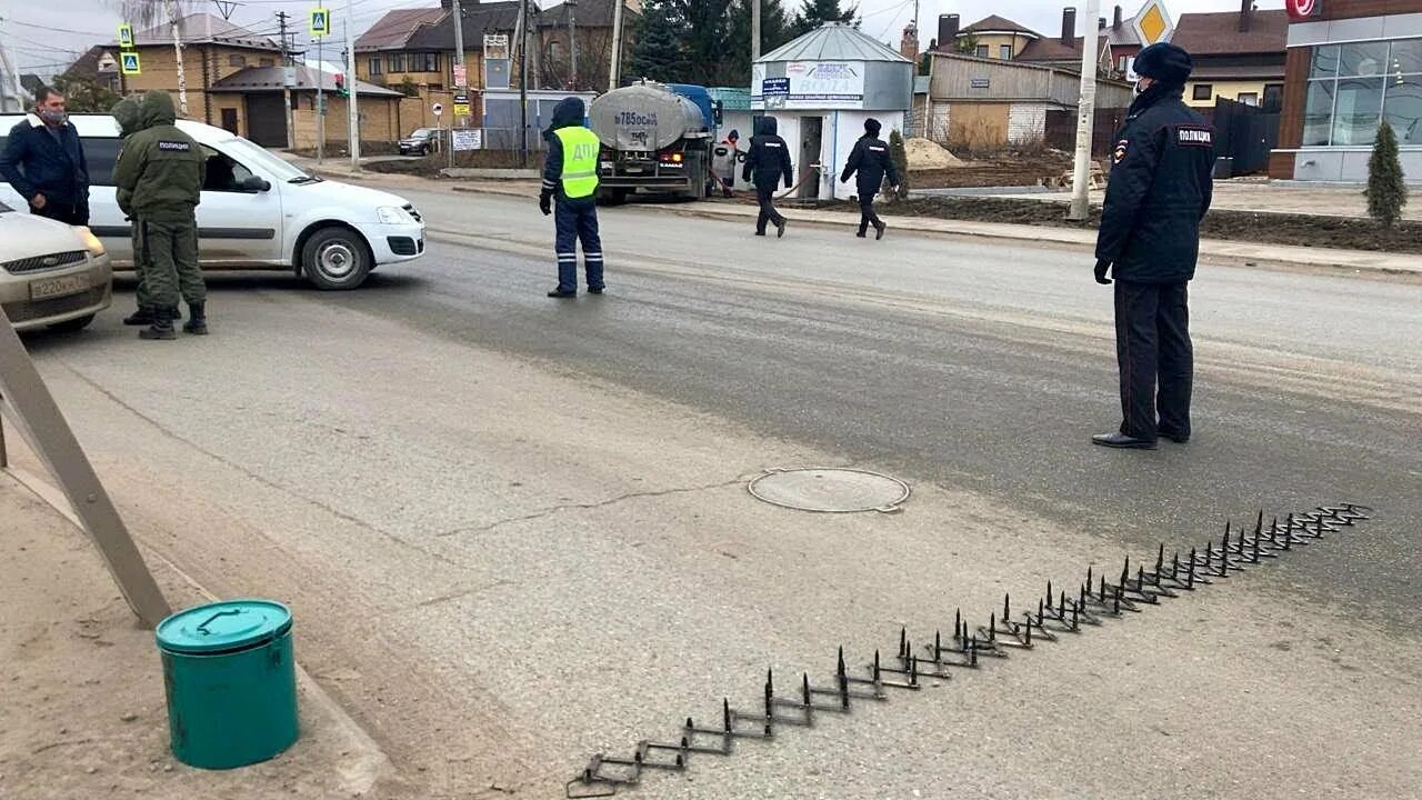 Дорожное перекрытие. ДПС перекрыли дорогу. Пост на дороге. Военные перекрыли дорогу. Снять закрытие дорог